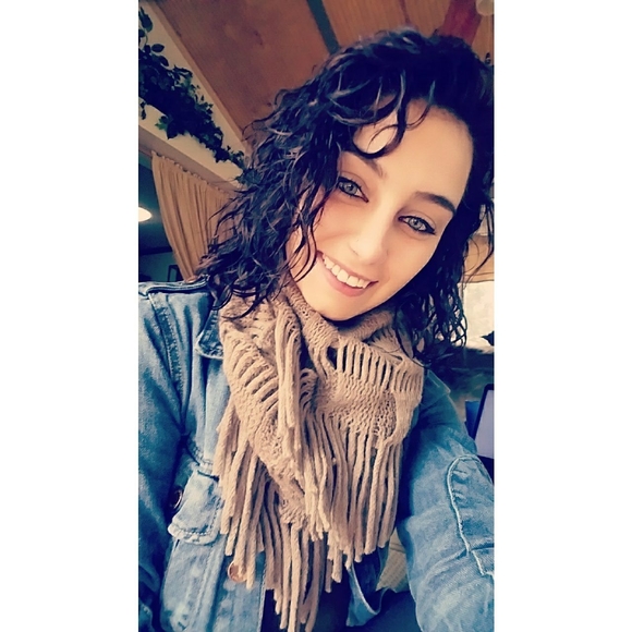 Meet your Posher, Tori - Picture 1 of 1